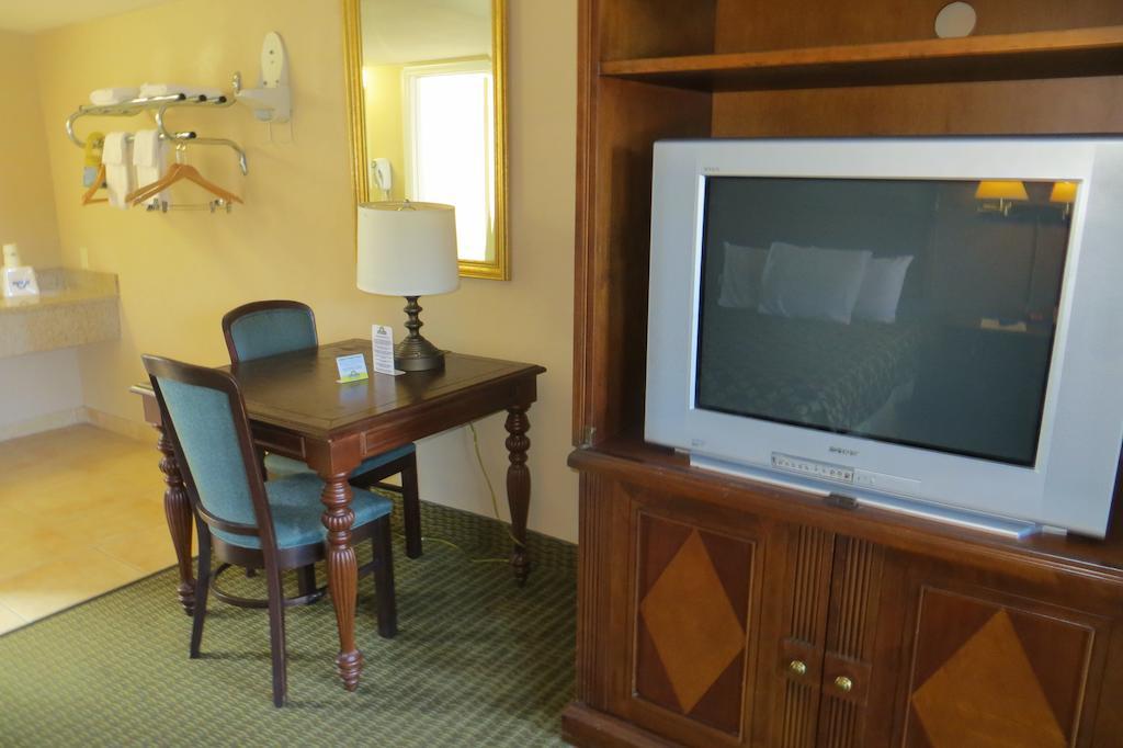 American Inn Stockton Exteriör bild