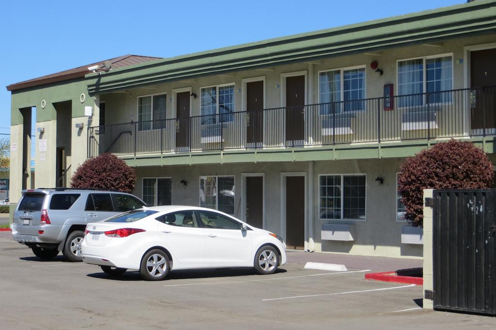 American Inn Stockton Exteriör bild